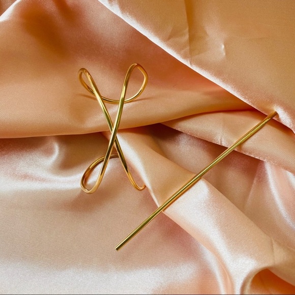 Minimalist Wire Cross Bun Cage Pins Holder - Picture 5 of 9